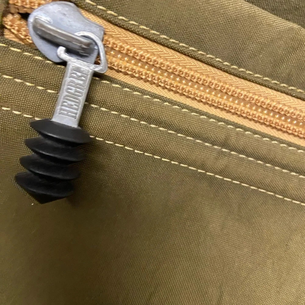 - Hedgren Camo Green Messenger Satchel Unisex Outdoor Bag